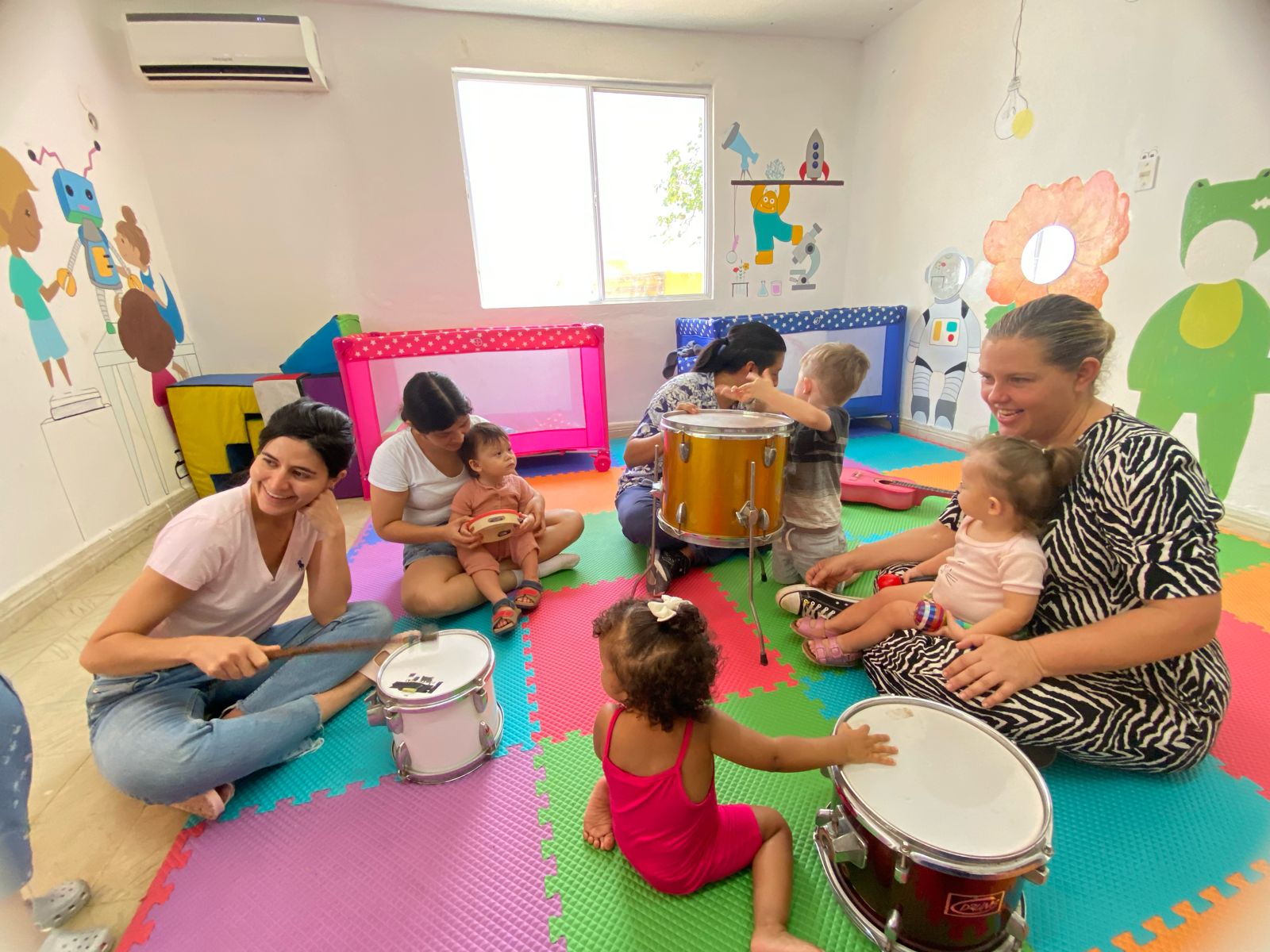Niños aprendiendo en Colossal Academy